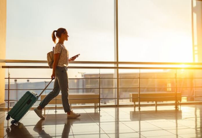 solo-travel-airport-traveler-main 혼자 여행하기 좋은 곳을 찾는 1인 여행객의 공항 이동 이미지