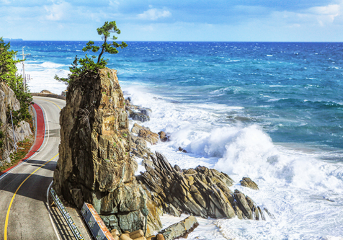 uljin-candlestick-rock-east-sea-coastal-road 울진 동해안 해안도로와 촛대바위, 푸른 바다가 어우러진 풍경
