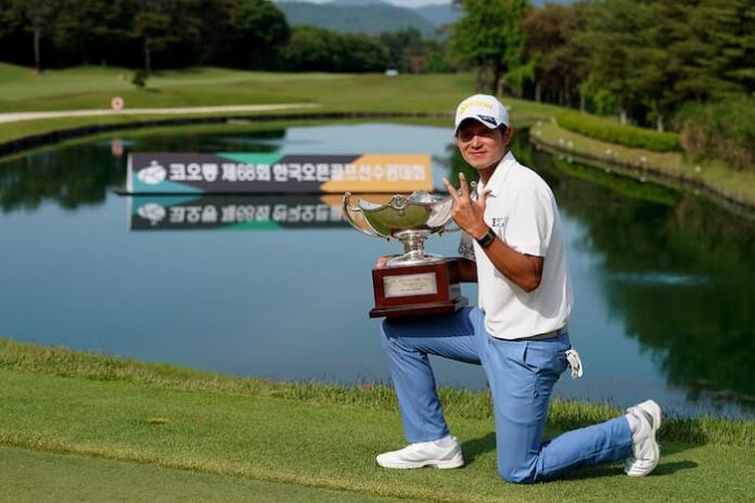 yang-jiho-korean-open-2026-winner 양지호가 코오롱 제68회 한국오픈 우승 후 트로피를 들어 보이는 모습