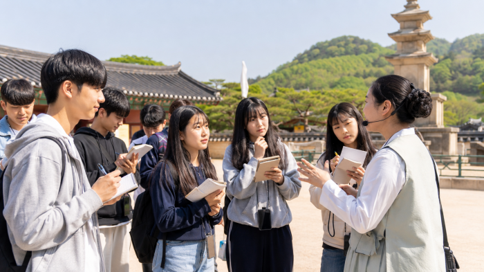 청소년들이 역사문화 관광지에서 체험여행 프로그램에 참여하는 모습