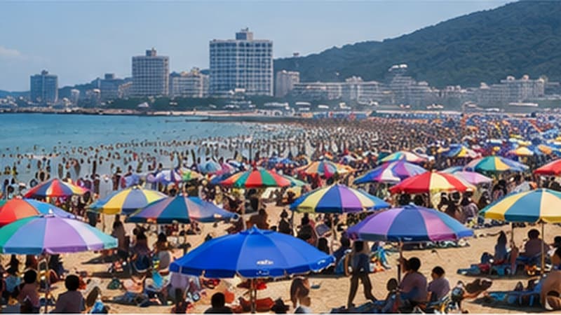 극성수기 사람들로 붐비는 해변