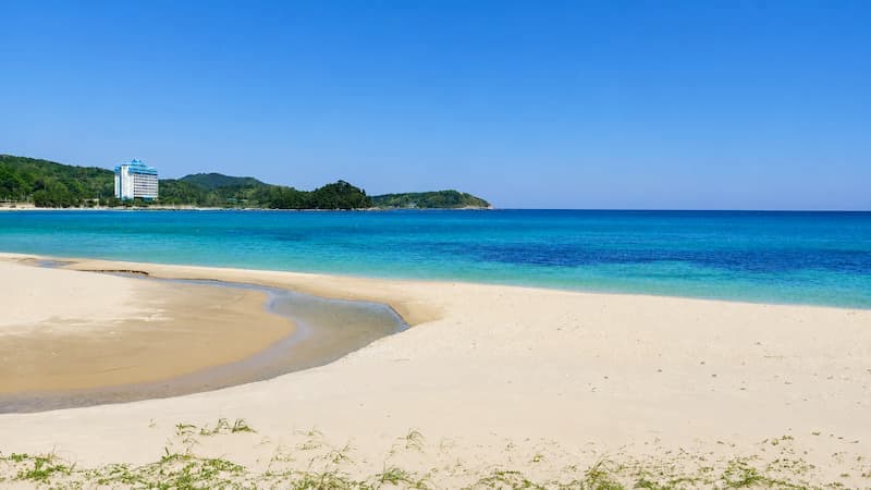 맑고 얕은 물빛이 돋보이는 고성 대진해변