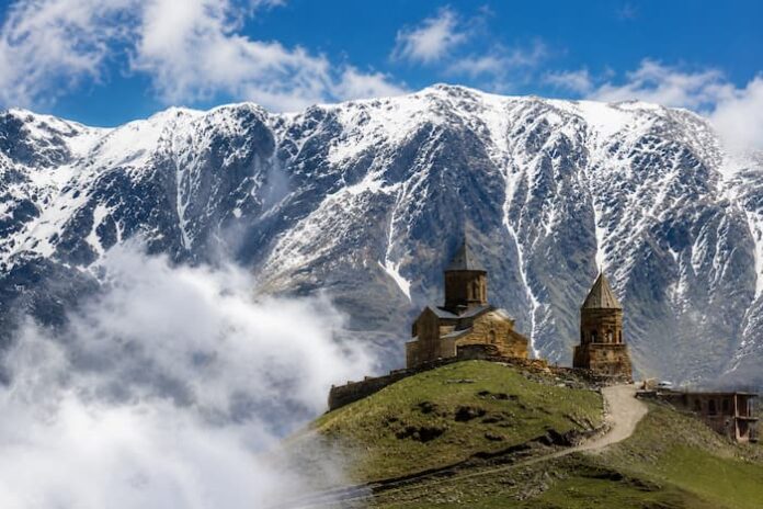 georgia-kazbegi-gergeti-trinity-church.jpg 조지아 카즈베기 게르게티 삼위일체 성당과 코카서스 설산 풍경