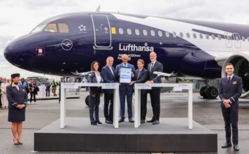 루프트한자 A320neo 앞에서 루프트한자그룹과 에어버스 관계자들이 50년 파트너십을 기념하고 있다