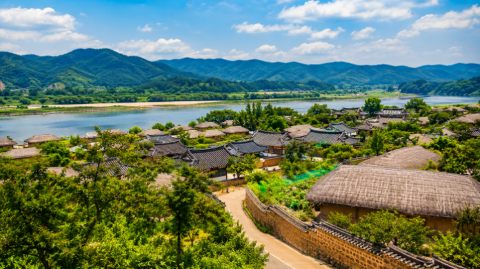 안동 병산서원 만대루와 전통 기와 사이로 붉은 배롱나무꽃이 피어 있는 여름 풍경