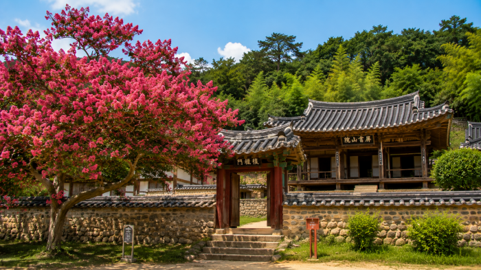 안동 병산서원 만대루 기둥 사이로 병산과 낙동강 풍경이 보이는 차경