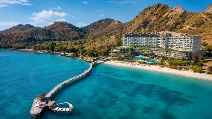 ayana-komodo-waecicu-beach-resort-exterior 아야나 코모도 와에치추 비치 리조트 외관과 전용 제티 전경