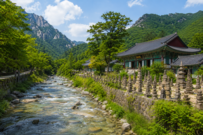 용대리에서 백담사로 이어지는 백담계곡 길