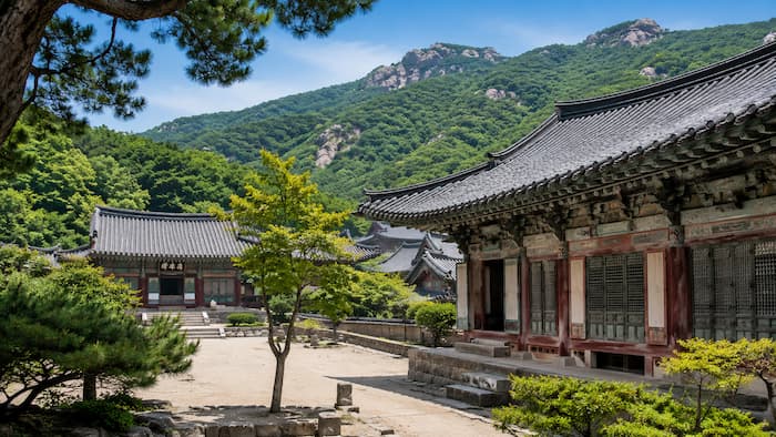 금정산 일대 사찰문화와 자연 관광을 상징하는 이미지