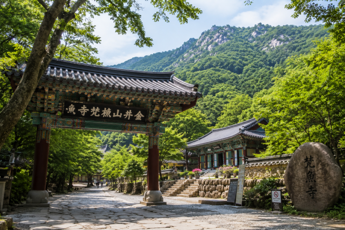 금정산 산행 출발지 부산 범어사 숲길과 사찰 전경