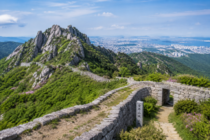 busan-geumjeongsan-fortress-godangbong-granite-ridge 부산 금정산 고당봉과 금정산성 화강암 능선 풍경