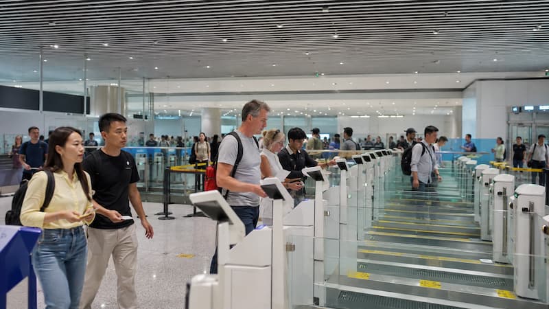 공항 자동 출입국 심사대와 여행객 이동을 통해 중국 인바운드와 출입경 통계의 구분을 상징하는 장면