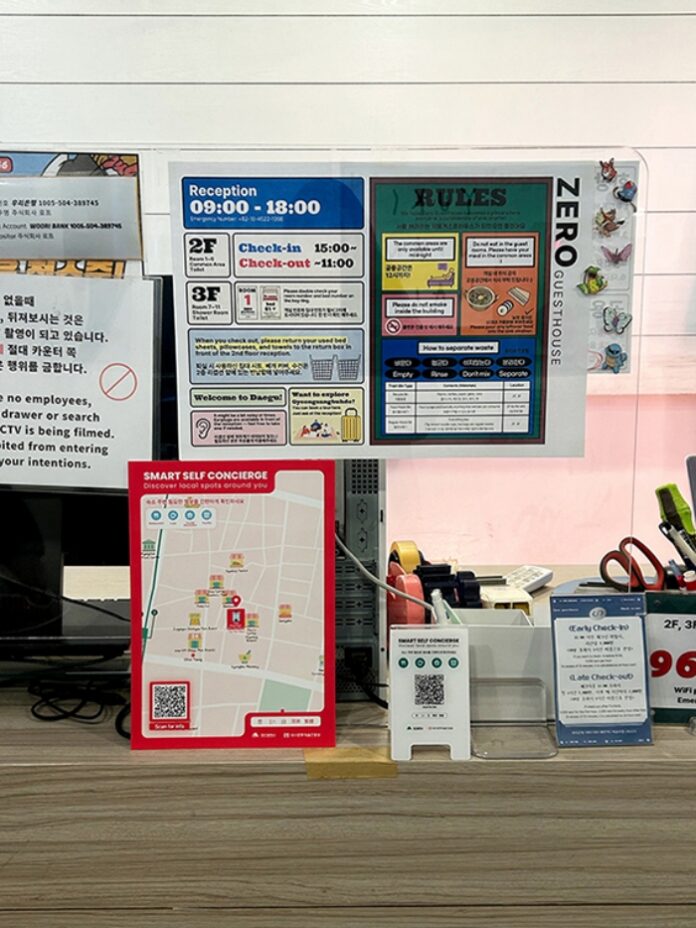 대구 숙박업소에서 외국인 관광객이 QR 관광안내를 이용하는 모습