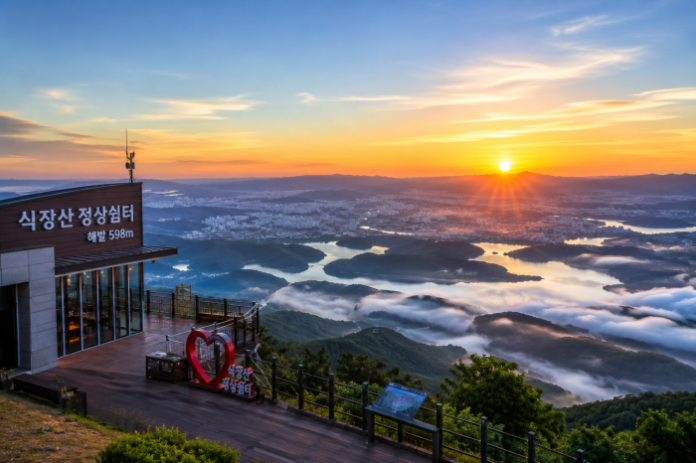 daejeon_sikjangsan_summit_shelter_view 대전 식장산 정상쉼터에서 바라본 대청호와 산봉우리 파노라마