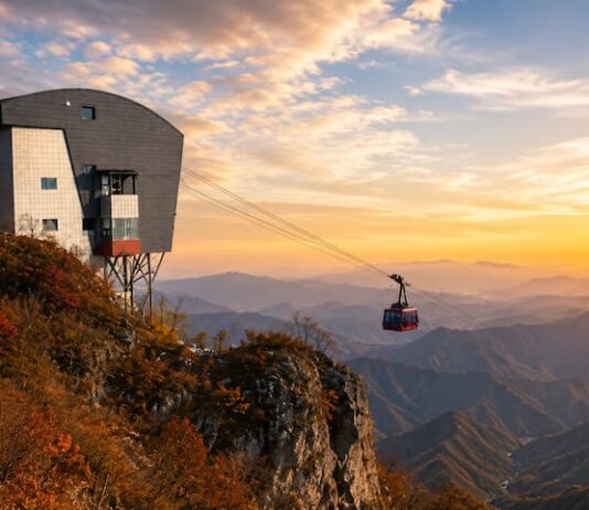 화천 백암산케이블카가 석양 아래 산악 능선을 가로지르는 모습