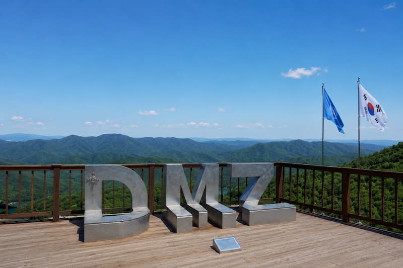 DMZ 전망대 데크와 태극기, 접경 산악 풍경