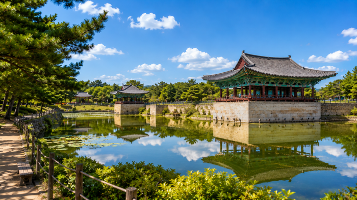 낮 시간 경주 동궁과 월지의 복원 전각과 월지 연못, 신라 왕궁 별궁 터 풍경