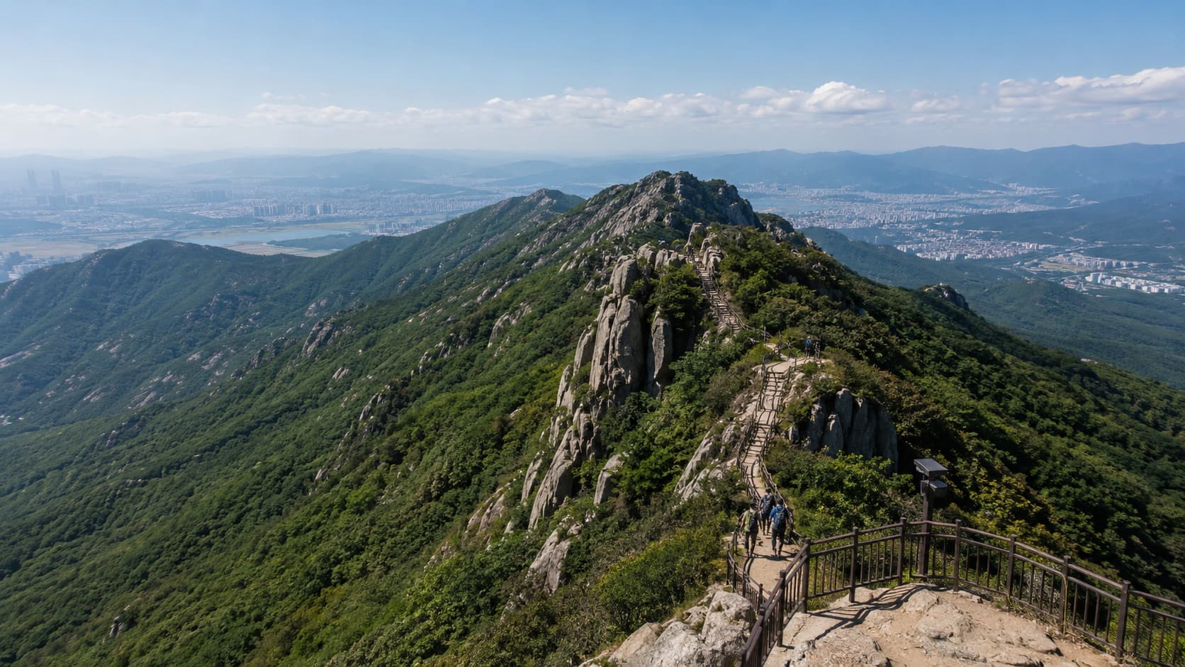 도심 속 국립공원 금정산의 산길과 부산 도심 전망
