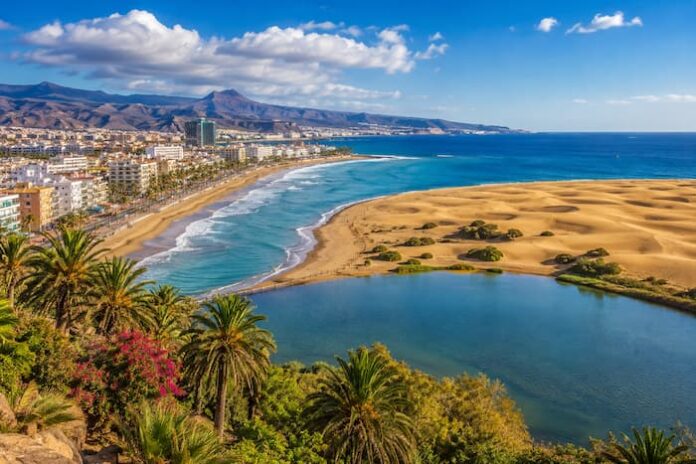 gran-canaria-atlantic-island-main 그란카나리아 대서양 해안과 리조트, 산악 지형이 어우러진 전경