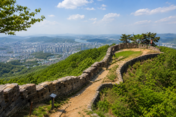 대전 계족산성 성벽과 능선 조망