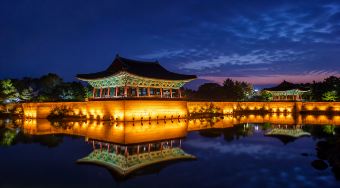 경주 동궁과 월지, 천년 전 왕실 연회장이 대한민국 대표 야경 명소가 된 이유 경주 동궁과 월지의 전각 조명이 연못 수면에 비치는 대표 야경 풍경