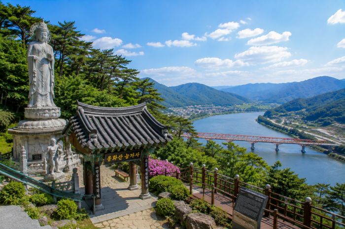 함안 능가사 입구에서 낙동강과 남지철교, 용화산 숲길이 함께 보이는 풍경