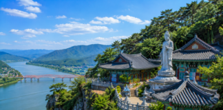 낙동강 절벽 위에 자리한 함안 용화산 능가사와 남지철교가 보이는 강변 사찰 풍경