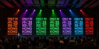 홍콩 관광교역전 무대에 Only in Hong Kong 문구와 컬러 조명이 표시된 행사장 장면