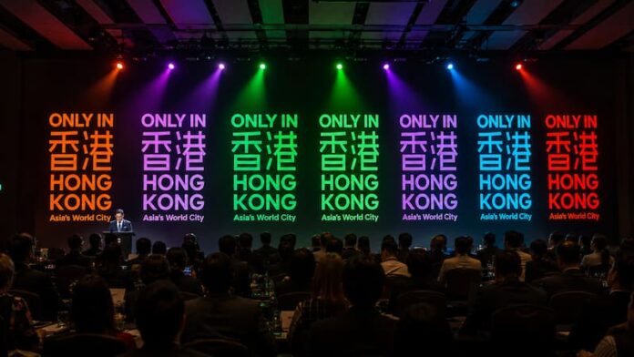 홍콩 관광교역전 무대에 Only in Hong Kong 문구와 컬러 조명이 표시된 행사장 장면