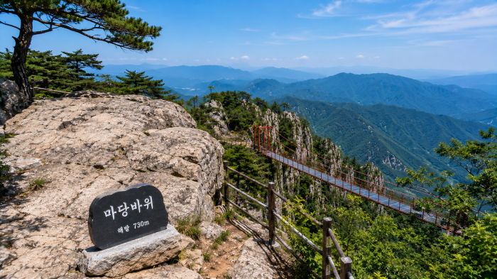 화순 백아산 마당바위에서 바라보는 하늘다리와 전남 내륙 산줄기 풍경