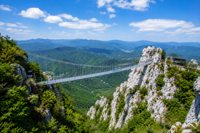 hwasun-baegasan-sky-bridge-summer-view 화순 백아산 하늘다리와 초여름 산악 조망