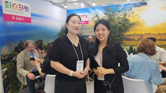 israel-tourism-sitf-2026-booth 서울국제관광전 2026 이스라엘관광청 부스에서 한국 여행업계 관계자들이 상담을 진행하는 모습