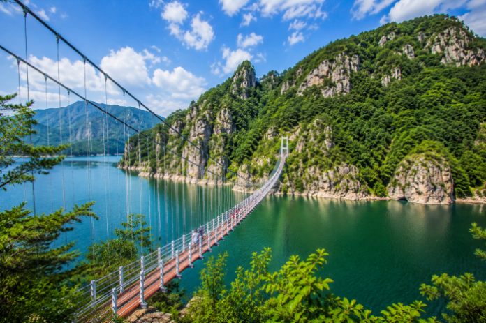 jecheon-oksunbong-suspension-bridge-cheongpung-lake 제천 옥순봉 출렁다리와 청풍호 호반 풍경