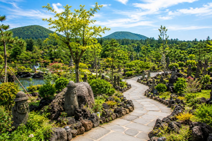 제주동화마을 산책로와 자연석 정원