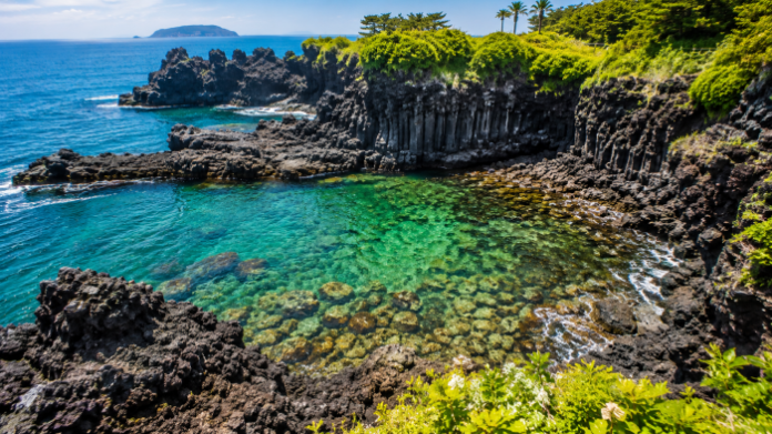 jeju_hwangwooji_coast_overlook 제주 서귀포 황우지해안 전망대에서 바라본 에메랄드빛 바다와 현무암 해안