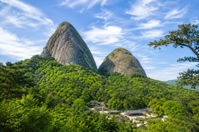 jinan-maisan-provincial-park-summer 진안 마이산도립공원 암마이봉과 수마이봉 여름 풍경