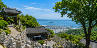 장복산 자락 진해 삼밀사 오백십육나한상과 진해만 바다 조망이 어우러진 사찰 풍경