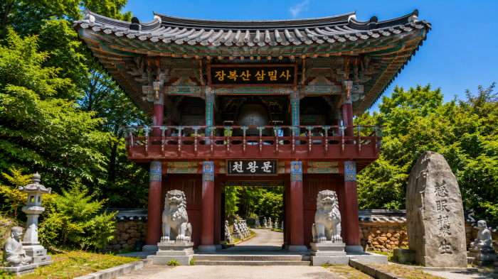 진해 삼밀사의 한글 현판이 걸린 2층 누각형 천왕문과 범종루