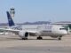 인천공항 활주로에 있는 대한항공 스카이팀 도색 항공기
