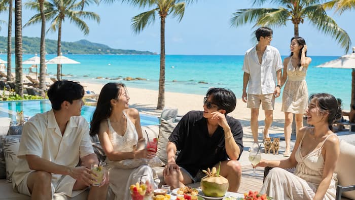 베트남 푸꾸옥 해변 리조트에서 휴양을 즐기는 젊은 한국인 여행자들