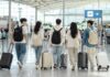 짧은 해외여행을 떠나기 위해 공항 출국장으로 향하는 젊은 한국인 여행자들
