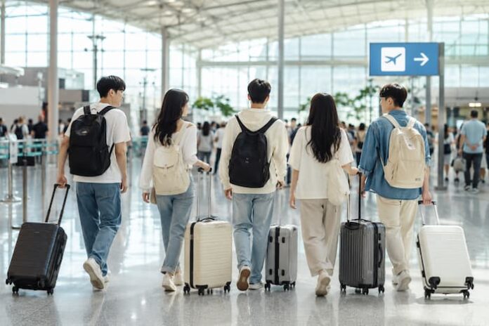 korean-young-travelers-short-haul-airport-departure 짧은 해외여행을 떠나기 위해 공항 출국장으로 향하는 젊은 한국인 여행자들