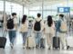짧은 해외여행을 떠나기 위해 공항 출국장으로 향하는 젊은 한국인 여행자들