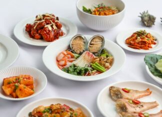 금호리조트 설악 화순 통영 제주 4개 리조트의 여름 지역 별미와 가족 휴가 이미지를 함께 보여주는 모습