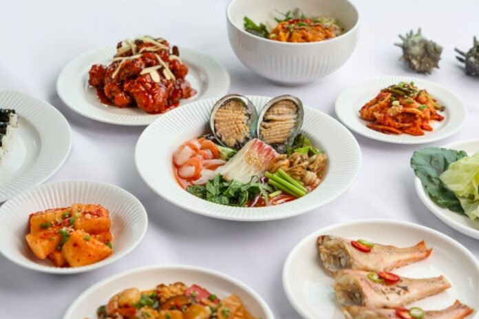 금호리조트 설악 화순 통영 제주 4개 리조트의 여름 지역 별미와 가족 휴가 이미지를 함께 보여주는 모습