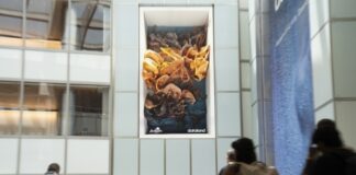 로스앤젤레스 국제공항 톰 브래들리 터미널의 레픽 아나돌 AI 아트 전시