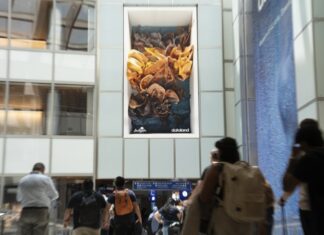 로스앤젤레스 국제공항 톰 브래들리 터미널의 레픽 아나돌 AI 아트 전시