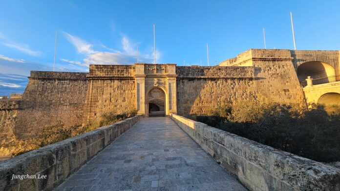 malta-fort-st-angelo-golden-gate Fort St Angelo gate and stone entrance in Malta