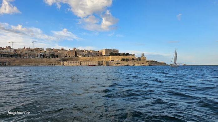 malta-seaward-fortifications-sailing-boat 몰타 바다에서 본 성벽과 돛단배 그랜드하버