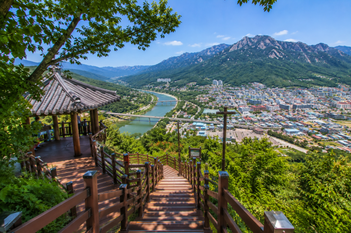 봉명산 출렁다리 진입 계단과 전망 쉼터